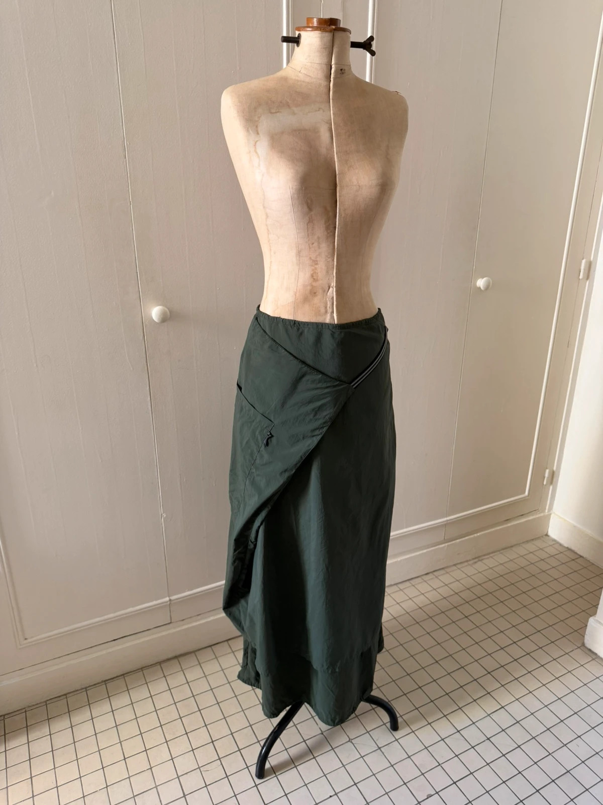 Great condition
Overlay detail
Waist 37cm
Length 95cm
The size is rubbed off the tag so check measurements