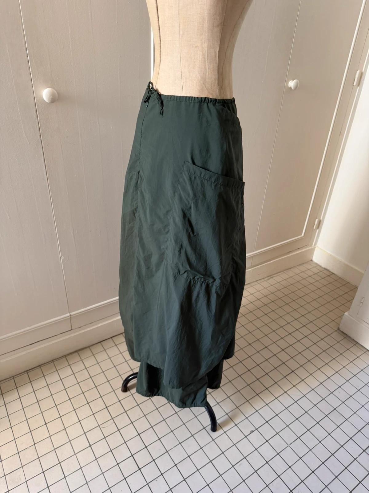 Great condition
Overlay detail
Waist 37cm
Length 95cm
The size is rubbed off the tag so check measurements 5