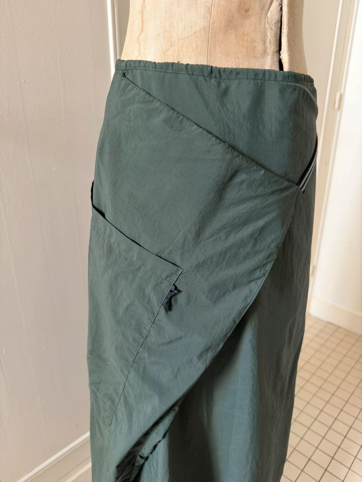 Great condition
Overlay detail
Waist 37cm
Length 95cm
The size is rubbed off the tag so check measurements 3