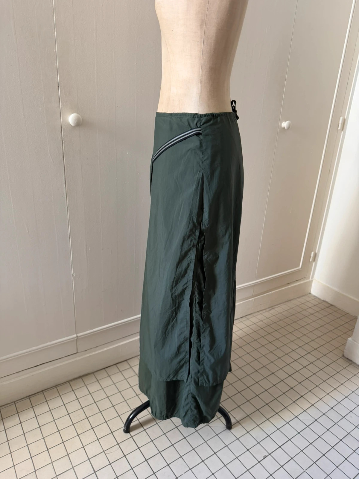Great condition
Overlay detail
Waist 37cm
Length 95cm
The size is rubbed off the tag so check measurements 10