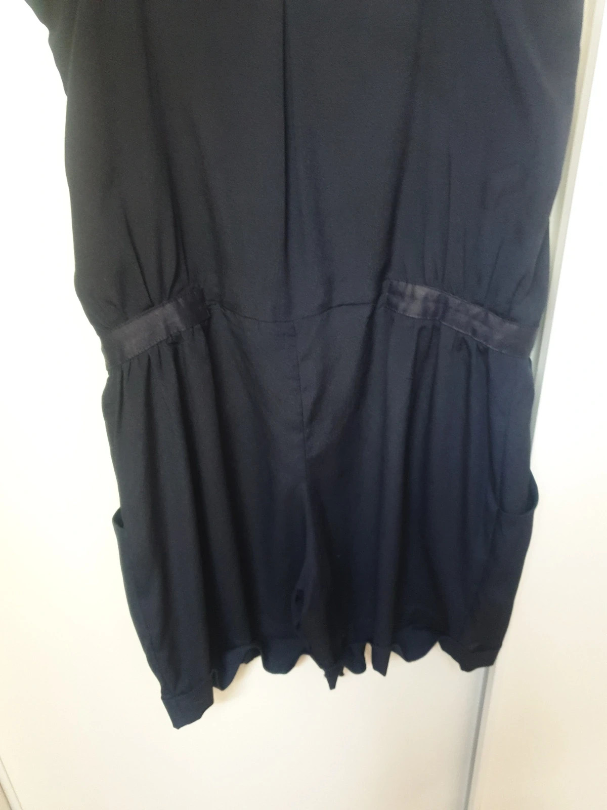 Magnifique combinaison short bleu marine de la célèbre marque MC Planet. Idéale pour l'été. Seyant et confortable pour un look tendance. Portée mais mérite une seconde vie. Taille M 38. Uniquement chronopost et colissimo. 8