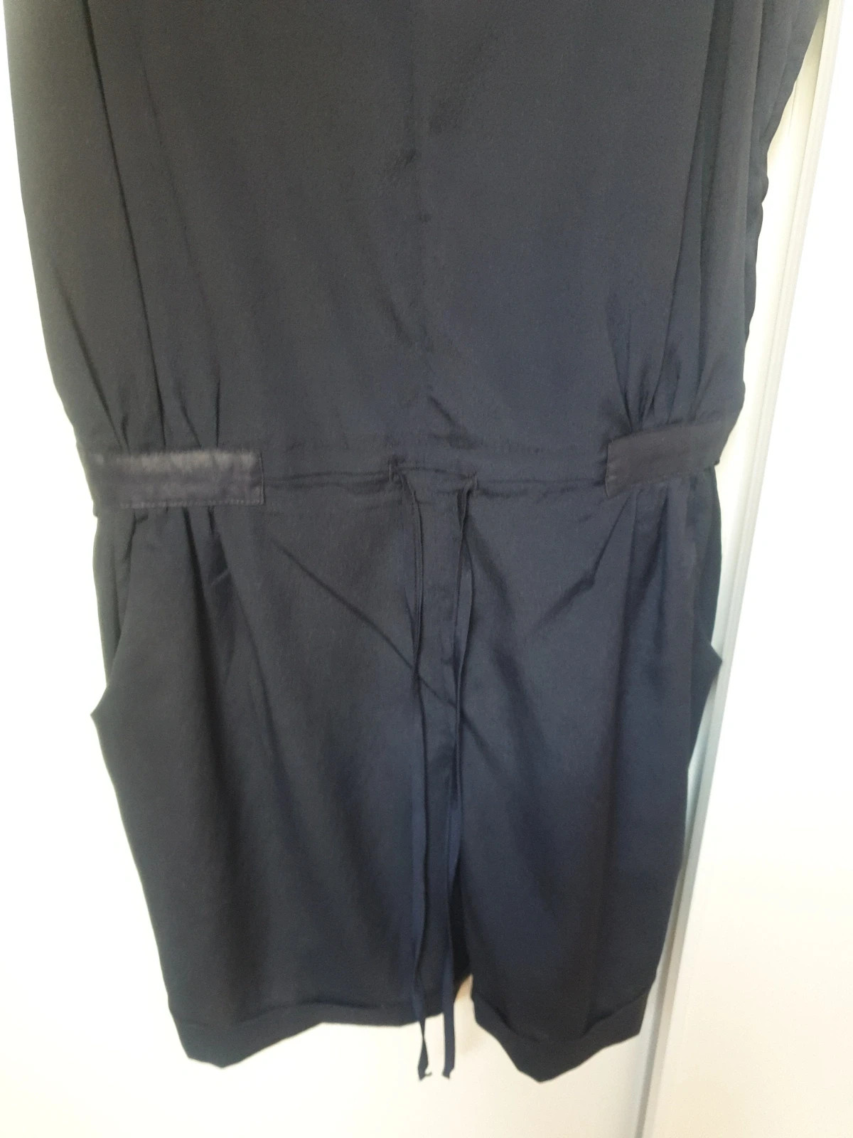 Magnifique combinaison short bleu marine de la célèbre marque MC Planet. Idéale pour l'été. Seyant et confortable pour un look tendance. Portée mais mérite une seconde vie. Taille M 38. Uniquement chronopost et colissimo. 2