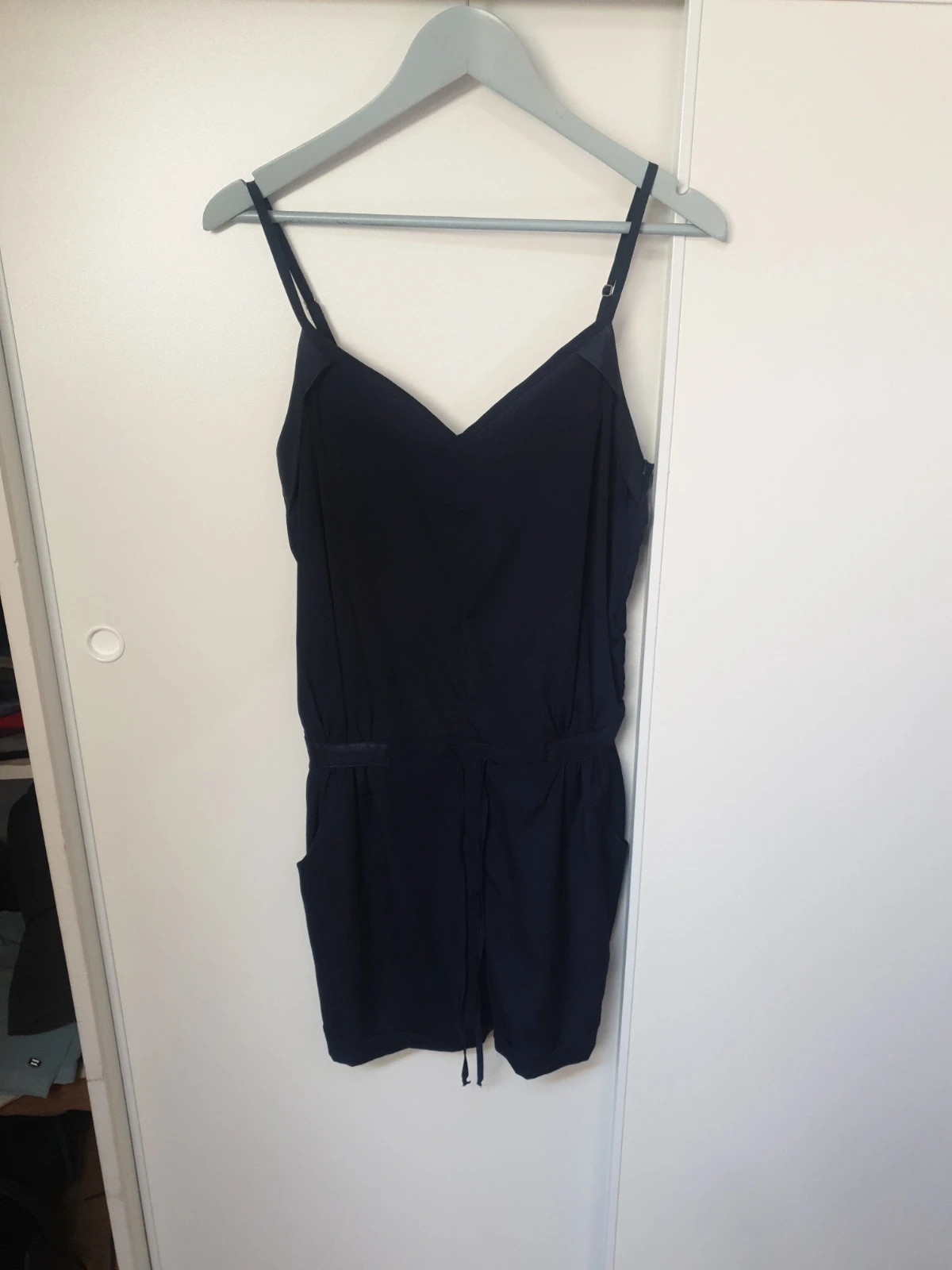 Magnifique combinaison short bleu marine de la célèbre marque MC Planet. Idéale pour l'été. Seyant et confortable pour un look tendance. Portée mais mérite une seconde vie. Taille M 38. Uniquement chronopost et colissimo.