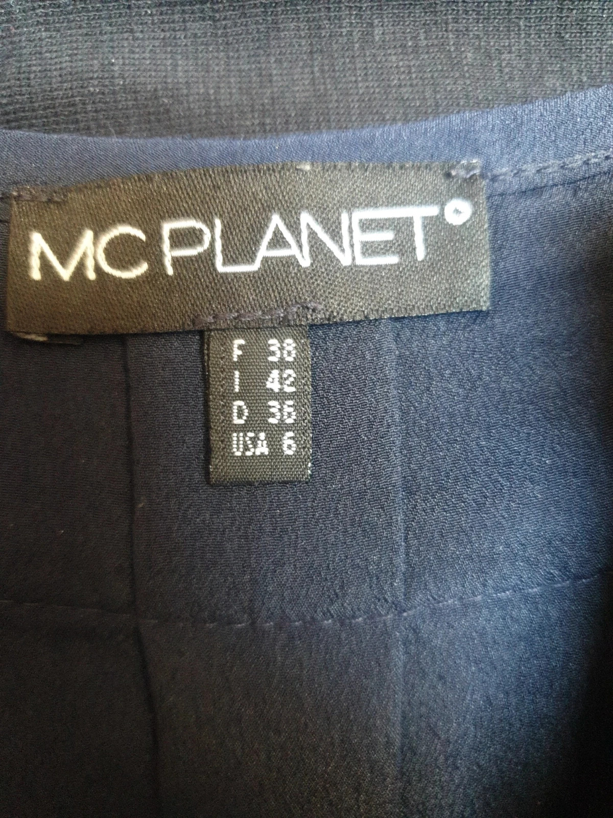 Magnifique combinaison short bleu marine de la célèbre marque MC Planet. Idéale pour l'été. Seyant et confortable pour un look tendance. Portée mais mérite une seconde vie. Taille M 38. Uniquement chronopost et colissimo. 11