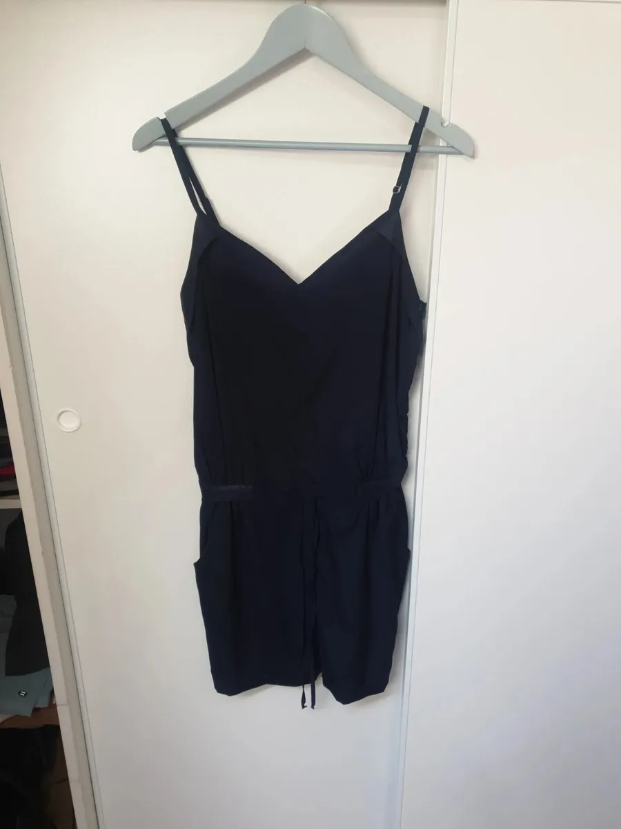 Magnifique combinaison short bleu marine de la célèbre marque MC Planet. Idéale pour l'été. Seyant et confortable pour un look tendance. Portée mais mérite une seconde vie. Taille M 38. Uniquement chronopost et colissimo.