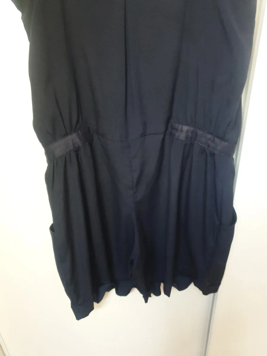 Magnifique combinaison short bleu marine de la célèbre marque MC Planet. Idéale pour l'été. Seyant et confortable pour un look tendance. Portée mais mérite une seconde vie. Taille M 38. Uniquement chronopost et colissimo. 8
