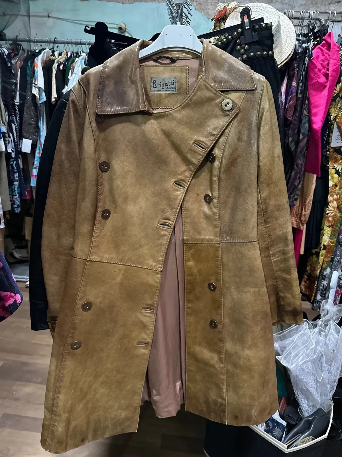 Mustard jacket, a beautiful vintage piece with bold character. Very good condition. Size M (38).
