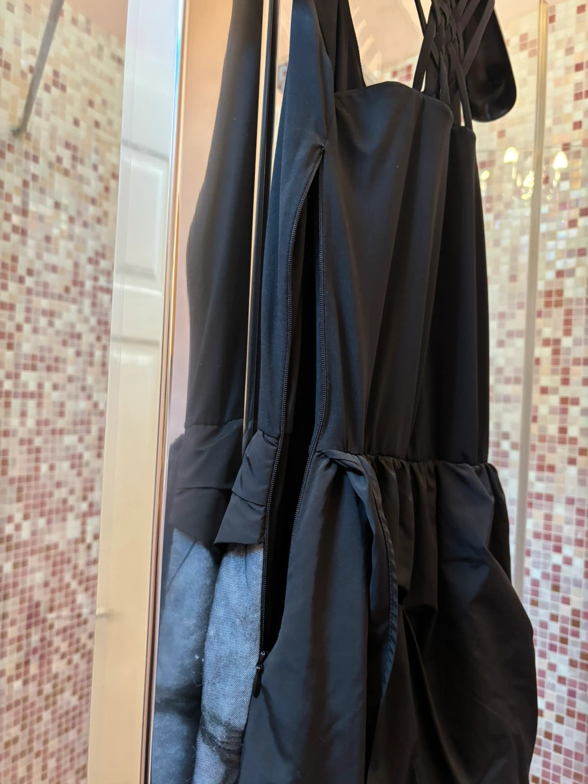 Magnifique robe longue Legatte au design élégant et raffiné détail en tissu semi-transparent et queue latérale originale qui apporte mouvement et un effet super scénique. 3