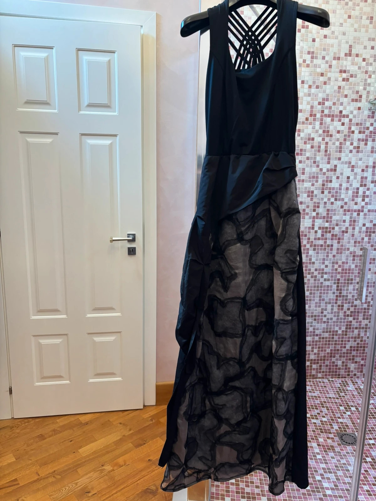 Magnifique robe longue Legatte au design élégant et raffiné détail en tissu semi-transparent et queue latérale originale qui apporte mouvement et un effet super scénique.