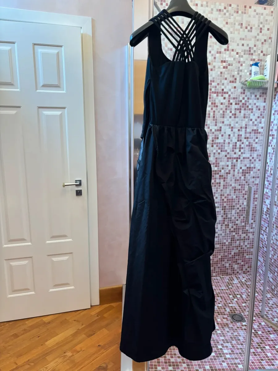 Magnifique robe longue Legatte au design élégant et raffiné détail en tissu semi-transparent et queue latérale originale qui apporte mouvement et un effet super scénique. 2