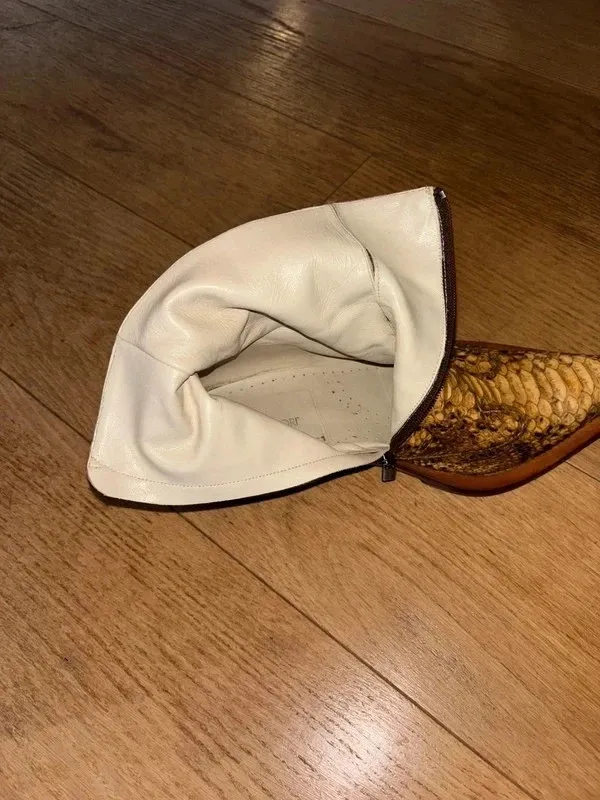 Vendo splendidi stivaletti in vera pelle di pitone dello stilista Cristian Mori Produzione artigianale italiana
	Numero: 41
	pelle di pitone autentica
	Tacco in legno
	Chiusura con zip laterale
Le scarpe sono in ottime condizioni, indossate pochissime volte, le suole in cuoio come da foto non sono mai state risuolate con gomma 

Modello molto particolare e ricercato, difficile da trovare. 7
