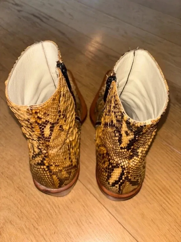 Vendo splendidi stivaletti in vera pelle di pitone dello stilista Cristian Mori Produzione artigianale italiana
	Numero: 41
	pelle di pitone autentica
	Tacco in legno
	Chiusura con zip laterale
Le scarpe sono in ottime condizioni, indossate pochissime volte, le suole in cuoio come da foto non sono mai state risuolate con gomma 

Modello molto particolare e ricercato, difficile da trovare. 6