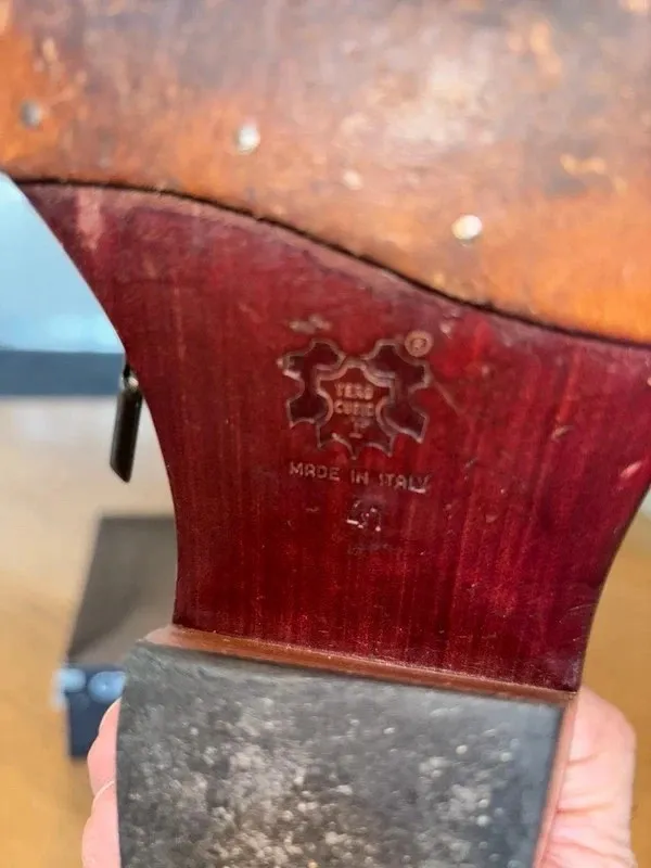 Vendo splendidi stivaletti in vera pelle di pitone dello stilista Cristian Mori Produzione artigianale italiana
	Numero: 41
	pelle di pitone autentica
	Tacco in legno
	Chiusura con zip laterale
Le scarpe sono in ottime condizioni, indossate pochissime volte, le suole in cuoio come da foto non sono mai state risuolate con gomma 

Modello molto particolare e ricercato, difficile da trovare. 13