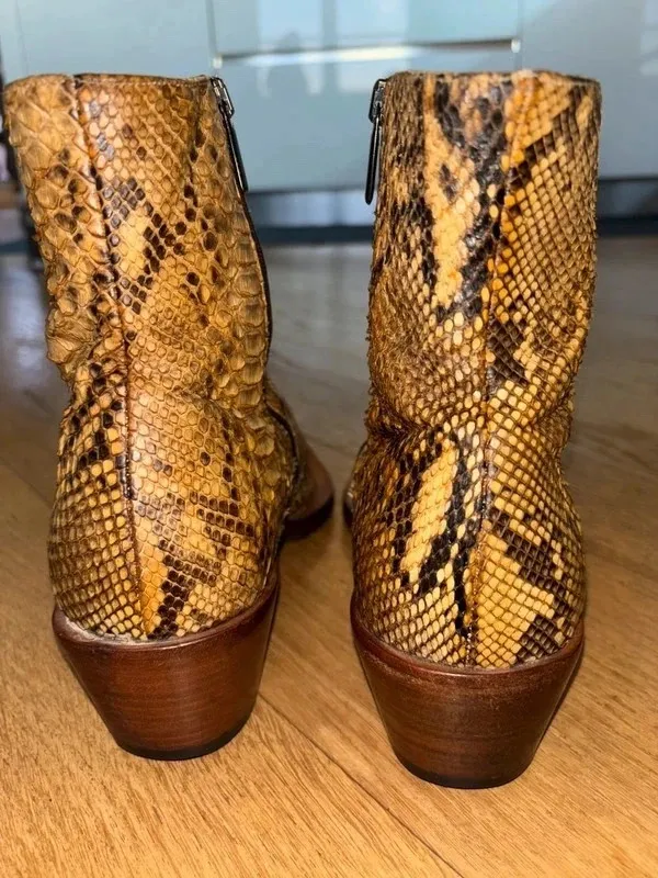 Vendo splendidi stivaletti in vera pelle di pitone dello stilista Cristian Mori Produzione artigianale italiana
	Numero: 41
	pelle di pitone autentica
	Tacco in legno
	Chiusura con zip laterale
Le scarpe sono in ottime condizioni, indossate pochissime volte, le suole in cuoio come da foto non sono mai state risuolate con gomma 

Modello molto particolare e ricercato, difficile da trovare. 5