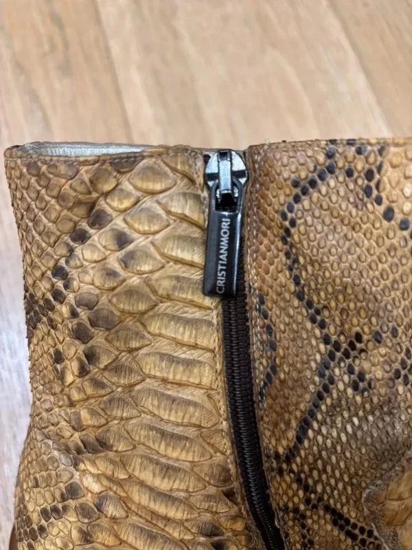 Vendo splendidi stivaletti in vera pelle di pitone dello stilista Cristian Mori Produzione artigianale italiana
	Numero: 41
	pelle di pitone autentica
	Tacco in legno
	Chiusura con zip laterale
Le scarpe sono in ottime condizioni, indossate pochissime volte, le suole in cuoio come da foto non sono mai state risuolate con gomma 

Modello molto particolare e ricercato, difficile da trovare. 8
