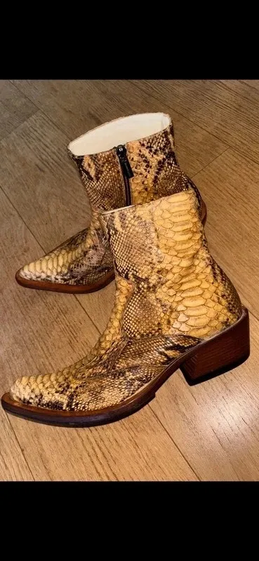Vendo splendidi stivaletti in vera pelle di pitone dello stilista Cristian Mori Produzione artigianale italiana
	Numero: 41
	pelle di pitone autentica
	Tacco in legno
	Chiusura con zip laterale
Le scarpe sono in ottime condizioni, indossate pochissime volte, le suole in cuoio come da foto non sono mai state risuolate con gomma 

Modello molto particolare e ricercato, difficile da trovare. 3