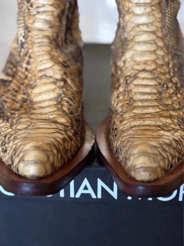 Vendo splendidi stivaletti in vera pelle di pitone dello stilista Cristian Mori Produzione artigianale italiana
	Numero: 41
	pelle di pitone autentica
	Tacco in legno
	Chiusura con zip laterale
Le scarpe sono in ottime condizioni, indossate pochissime volte, le suole in cuoio come da foto non sono mai state risuolate con gomma 

Modello molto particolare e ricercato, difficile da trovare. 11