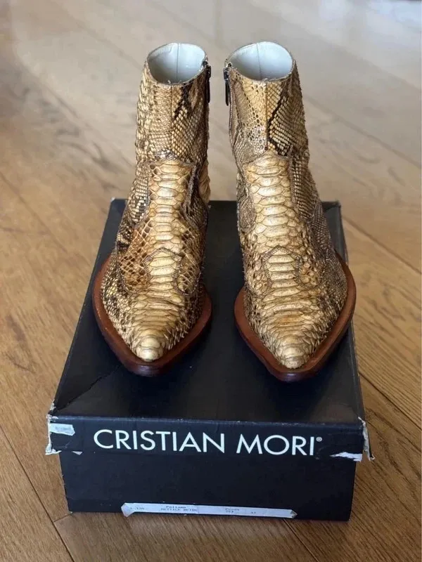Vendo splendidi stivaletti in vera pelle di pitone dello stilista Cristian Mori Produzione artigianale italiana
	Numero: 41
	pelle di pitone autentica
	Tacco in legno
	Chiusura con zip laterale
Le scarpe sono in ottime condizioni, indossate pochissime volte, le suole in cuoio come da foto non sono mai state risuolate con gomma 

Modello molto particolare e ricercato, difficile da trovare. 9