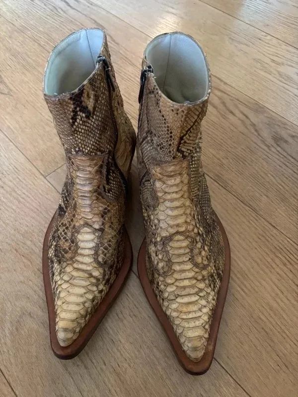 Vendo splendidi stivaletti in vera pelle di pitone dello stilista Cristian Mori Produzione artigianale italiana
	Numero: 41
	pelle di pitone autentica
	Tacco in legno
	Chiusura con zip laterale
Le scarpe sono in ottime condizioni, indossate pochissime volte, le suole in cuoio come da foto non sono mai state risuolate con gomma 

Modello molto particolare e ricercato, difficile da trovare. 4