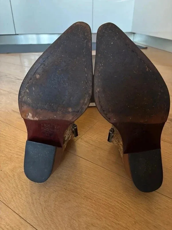 Vendo splendidi stivaletti in vera pelle di pitone dello stilista Cristian Mori Produzione artigianale italiana
	Numero: 41
	pelle di pitone autentica
	Tacco in legno
	Chiusura con zip laterale
Le scarpe sono in ottime condizioni, indossate pochissime volte, le suole in cuoio come da foto non sono mai state risuolate con gomma 

Modello molto particolare e ricercato, difficile da trovare. 12