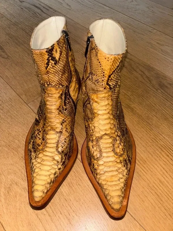 Vendo splendidi stivaletti in vera pelle di pitone dello stilista Cristian Mori Produzione artigianale italiana
	Numero: 41
	pelle di pitone autentica
	Tacco in legno
	Chiusura con zip laterale
Le scarpe sono in ottime condizioni, indossate pochissime volte, le suole in cuoio come da foto non sono mai state risuolate con gomma 

Modello molto particolare e ricercato, difficile da trovare. 2