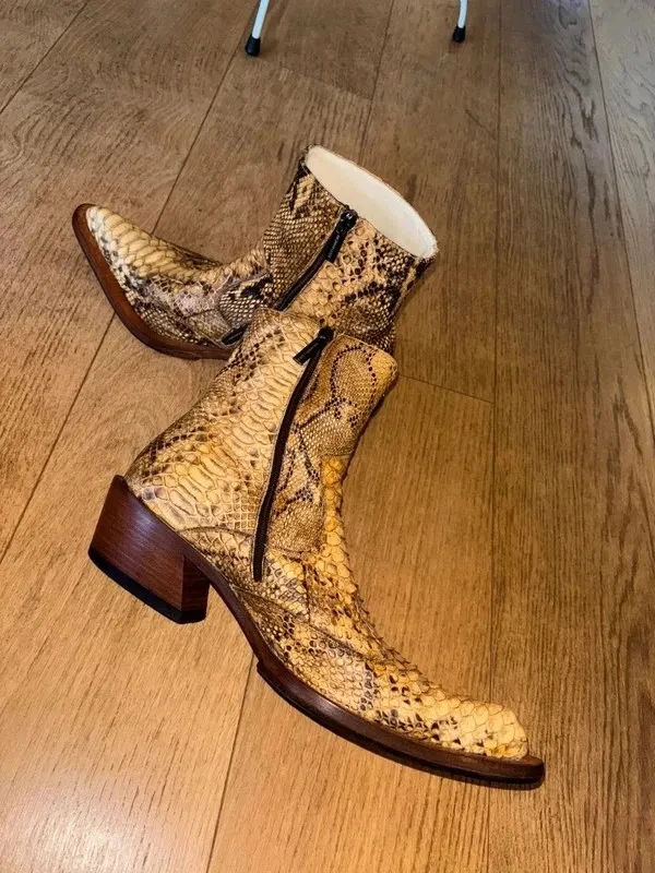 Vendo splendidi stivaletti in vera pelle di pitone dello stilista Cristian Mori Produzione artigianale italiana
	Numero: 41
	pelle di pitone autentica
	Tacco in legno
	Chiusura con zip laterale
Le scarpe sono in ottime condizioni, indossate pochissime volte, le suole in cuoio come da foto non sono mai state risuolate con gomma 

Modello molto particolare e ricercato, difficile da trovare. 14