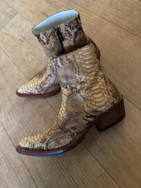 Vendo splendidi stivaletti in vera pelle di pitone dello stilista Cristian Mori Produzione artigianale italiana
	Numero: 41
	pelle di pitone autentica
	Tacco in legno
	Chiusura con zip laterale
Le scarpe sono in ottime condizioni, indossate pochissime volte, le suole in cuoio come da foto non sono mai state risuolate con gomma 

Modello molto particolare e ricercato, difficile da trovare. 15