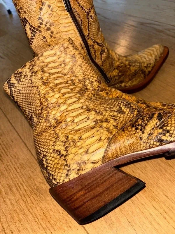 Vendo splendidi stivaletti in vera pelle di pitone dello stilista Cristian Mori Produzione artigianale italiana
	Numero: 41
	pelle di pitone autentica
	Tacco in legno
	Chiusura con zip laterale
Le scarpe sono in ottime condizioni, indossate pochissime volte, le suole in cuoio come da foto non sono mai state risuolate con gomma 

Modello molto particolare e ricercato, difficile da trovare. 16