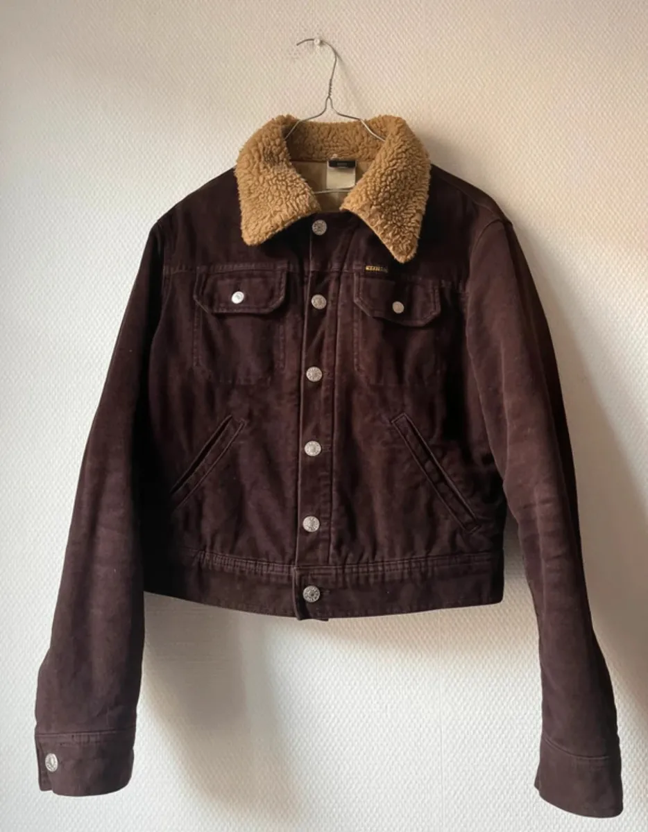 Veste Diesel marron, avec col et doublure effet sherpa beige
Coupe courte
Taille S
Bon état général
