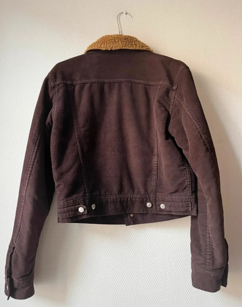Veste Diesel marron, avec col et doublure effet sherpa beige
Coupe courte
Taille S
Bon état général 3