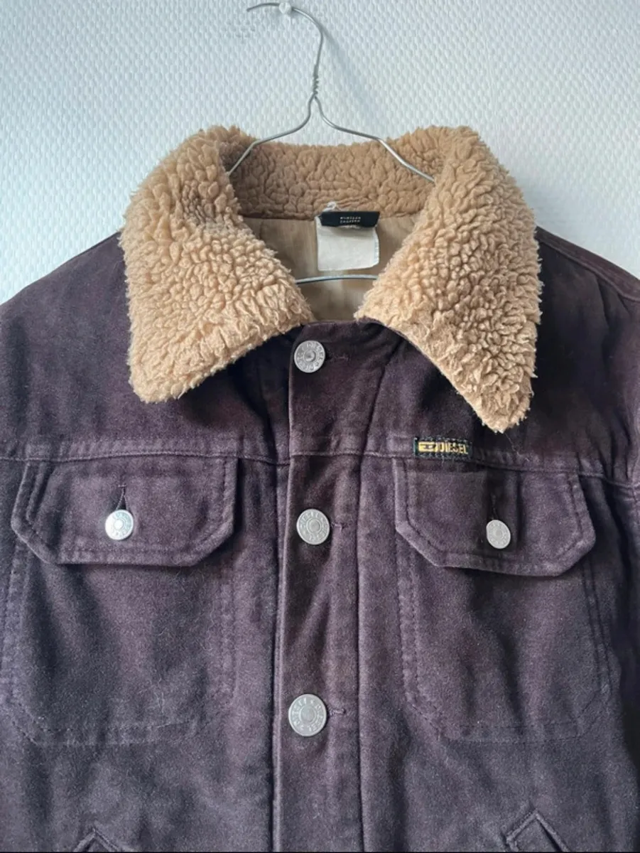 Veste Diesel marron, avec col et doublure effet sherpa beige
Coupe courte
Taille S
Bon état général 2