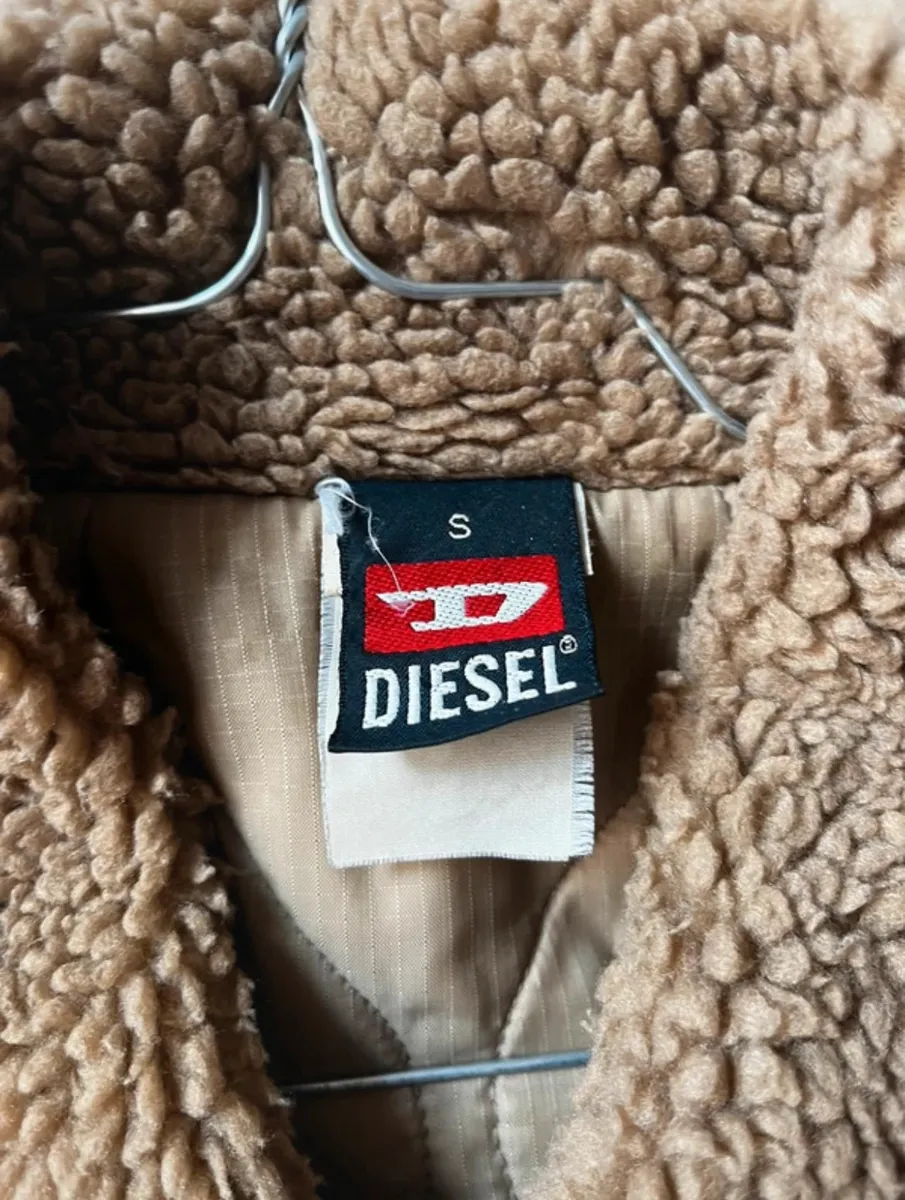 Veste Diesel marron, avec col et doublure effet sherpa beige
Coupe courte
Taille S
Bon état général 4