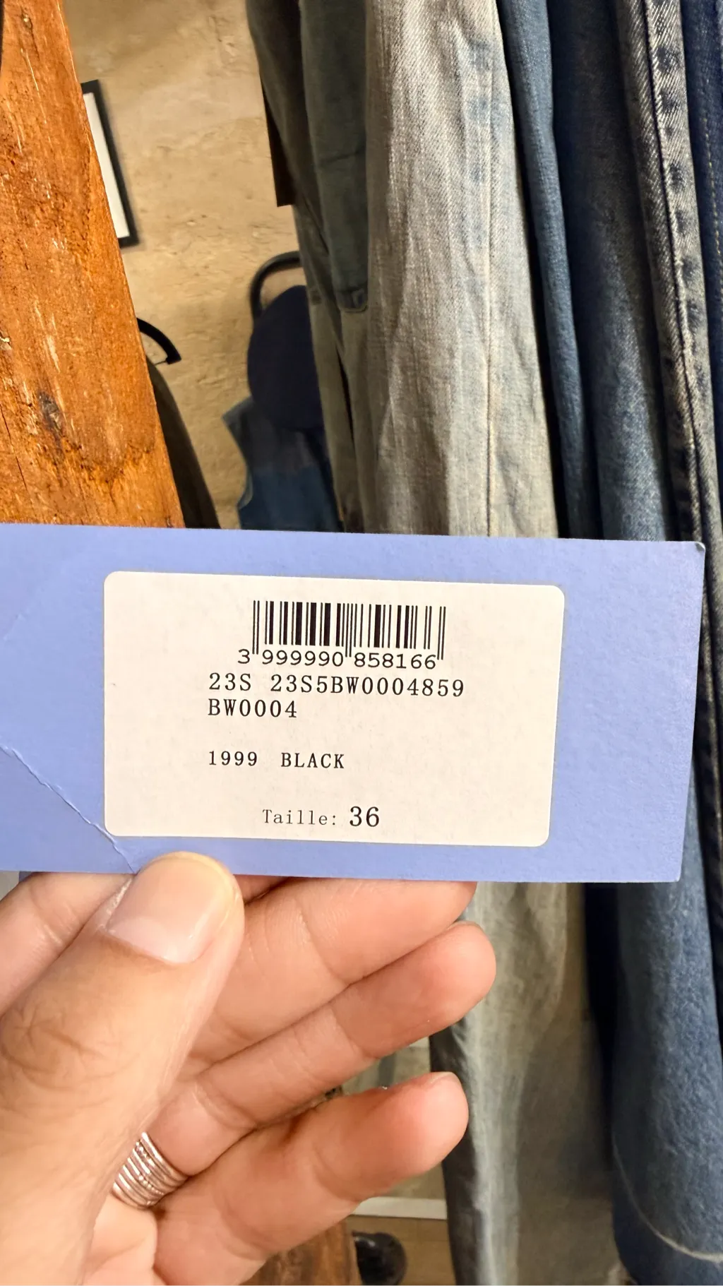 Maillot de bain une pièce Mugler noir avec découpes sous la poitrine, de la collection Automne/Hiver 2023. 3