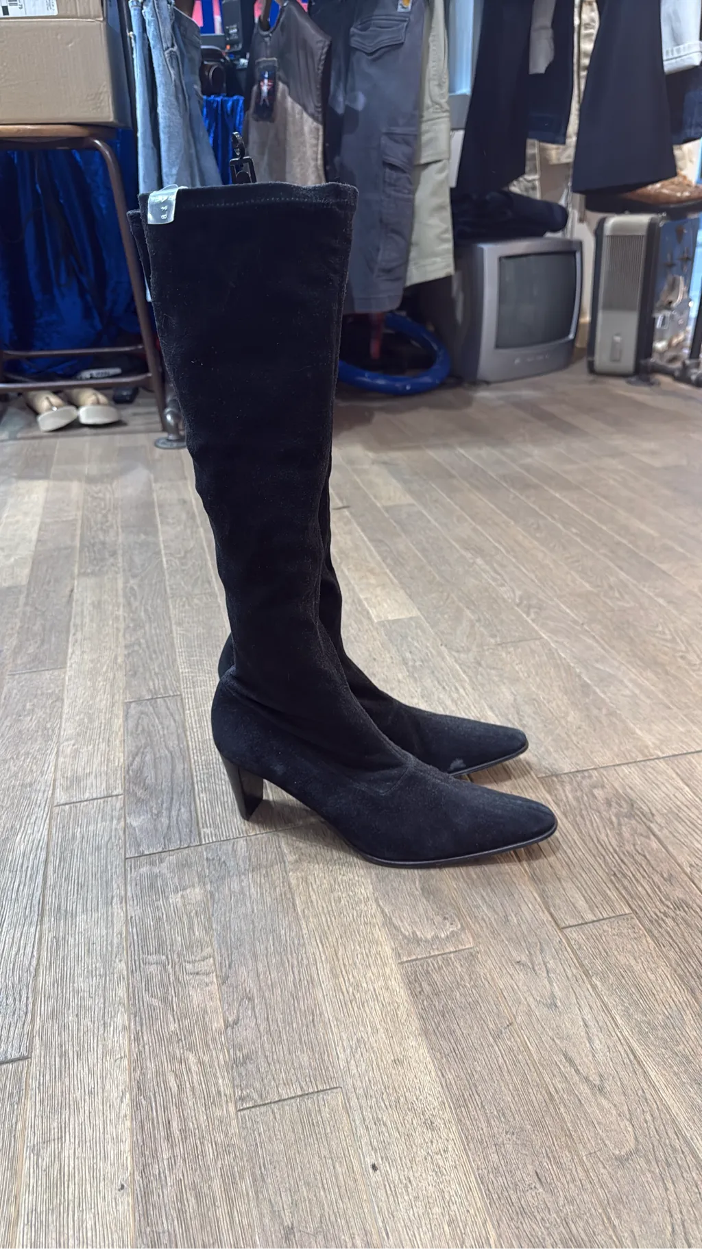 Bottes hautes noires en daim avec bout pointu et talon bloc, fabriquées en France