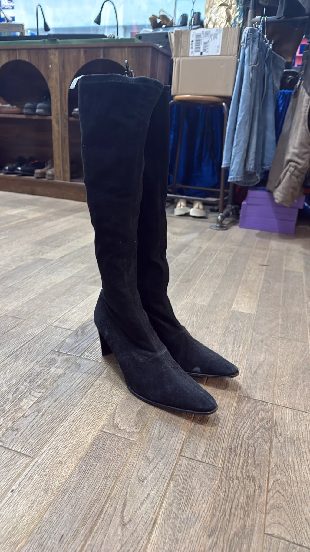 Bottes hautes noires en daim avec bout pointu et talon bloc, fabriquées en France 2