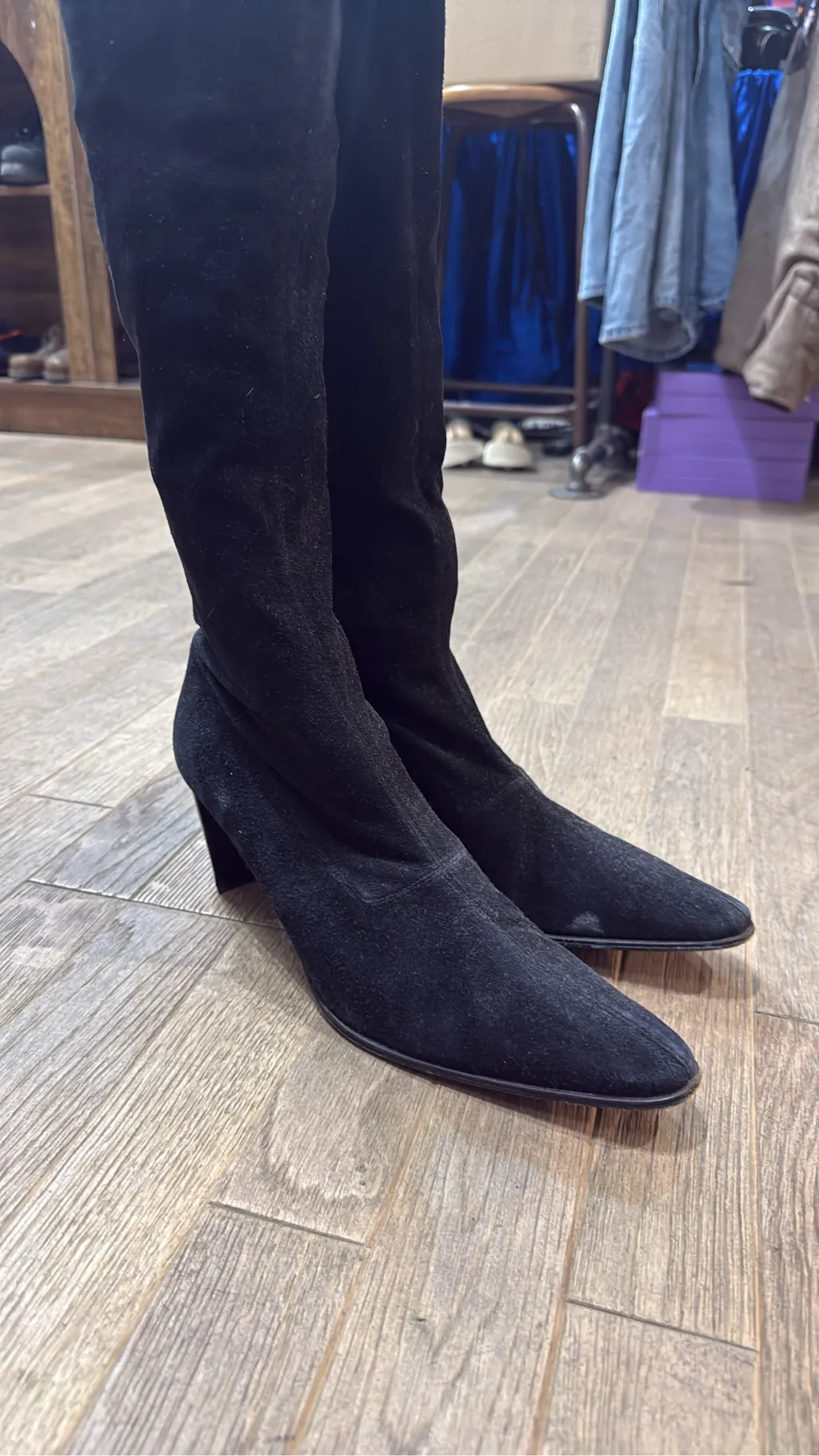 Bottes hautes noires en daim avec bout pointu et talon bloc, fabriquées en France 3