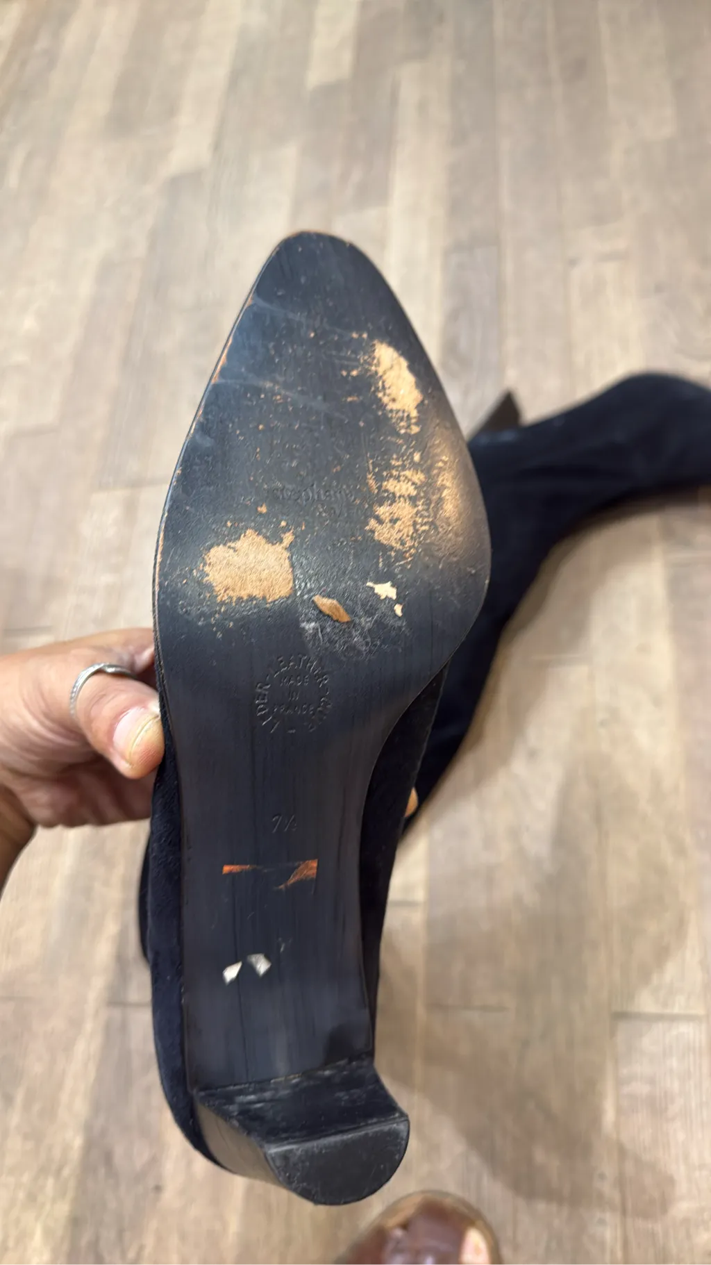 Bottes hautes noires en daim avec bout pointu et talon bloc, fabriquées en France 4