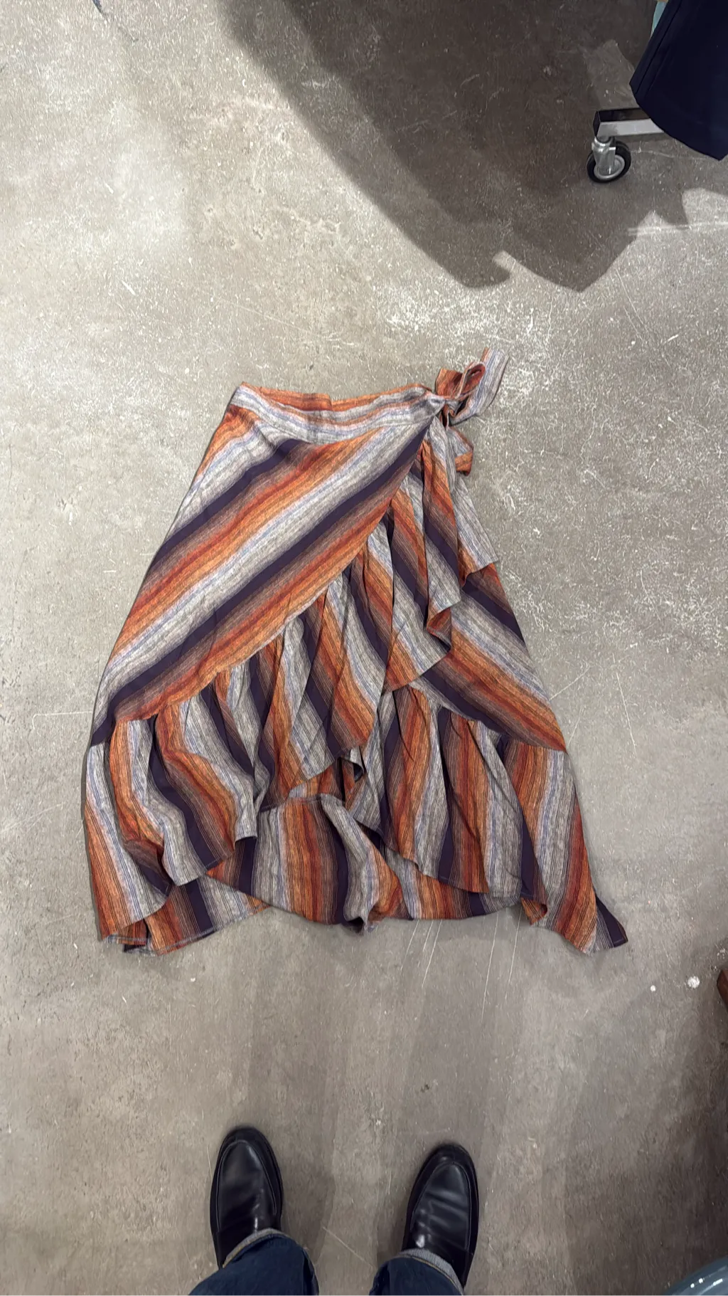 Jupe portefeuille multicolore à rayures avec volants, de la marque HOUSE OF LANCRY.