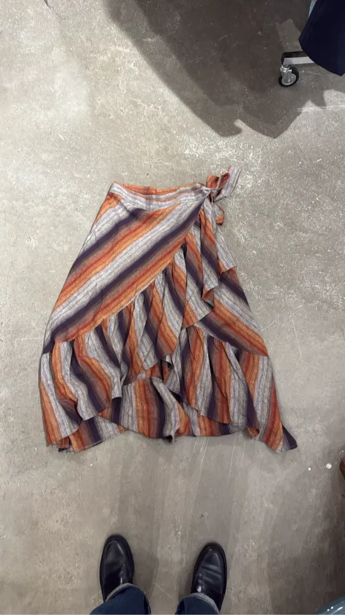 Jupe portefeuille multicolore à rayures avec volants, de la marque HOUSE OF LANCRY.