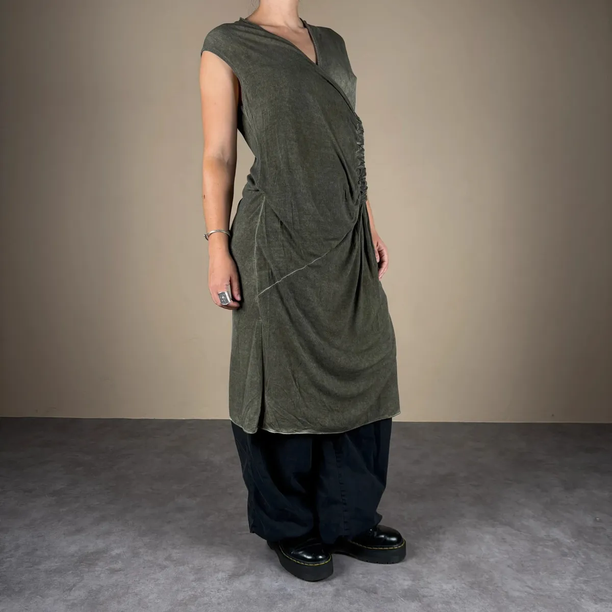 Robe longue fluide Vintage années 2000 Marque du vêtement « La Fée Maraboutée » Belle coupe Fluide et agréable à porter Tissu effet usé Y2k / vintage dressing / cop copine / Marithé François Girbaud / avant garde / Diesel / grunge 2