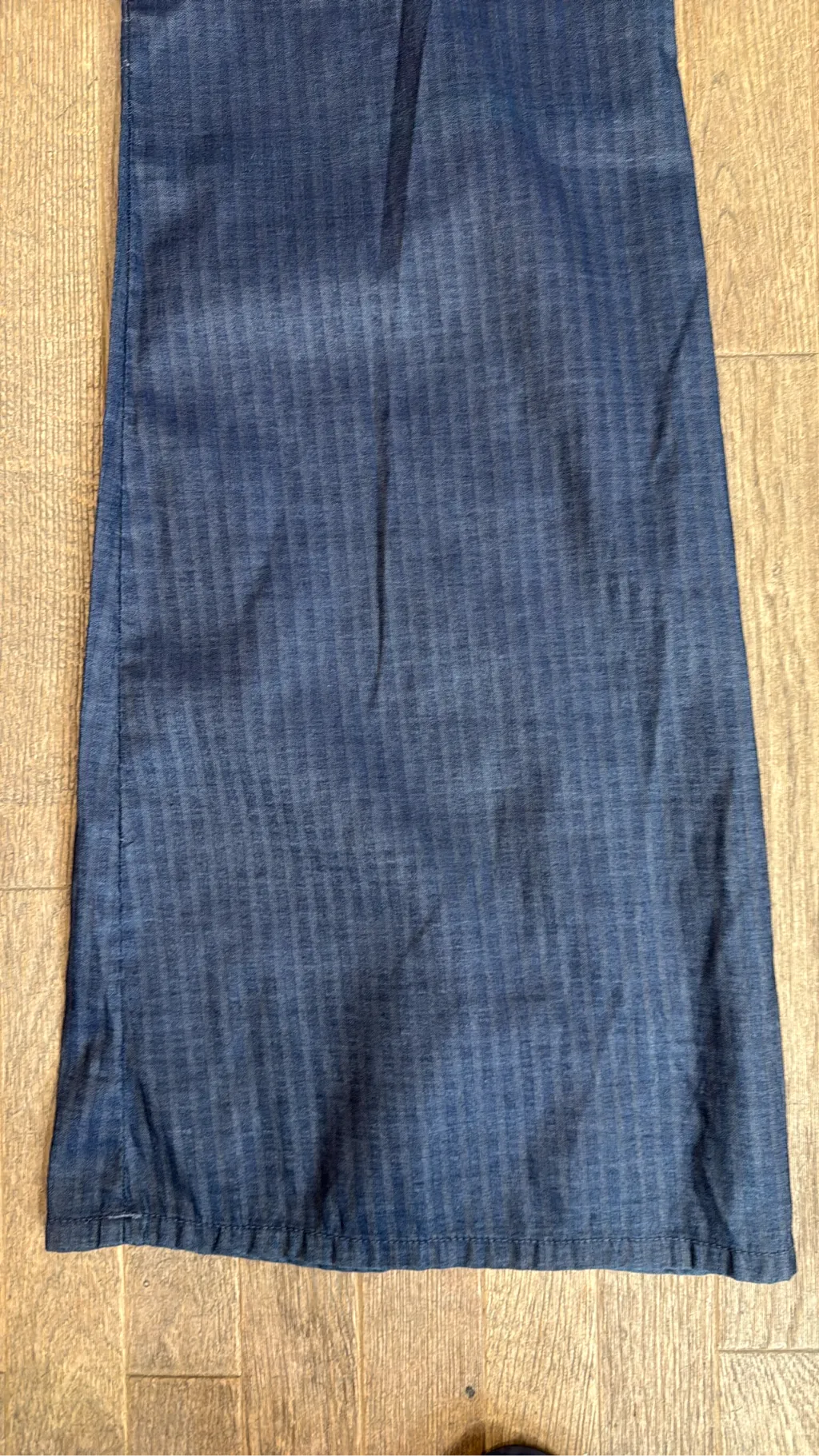 Jean évasé bleu foncé avec des surpiqûres contrastantes blanches, neuf avec étiquettes. 2