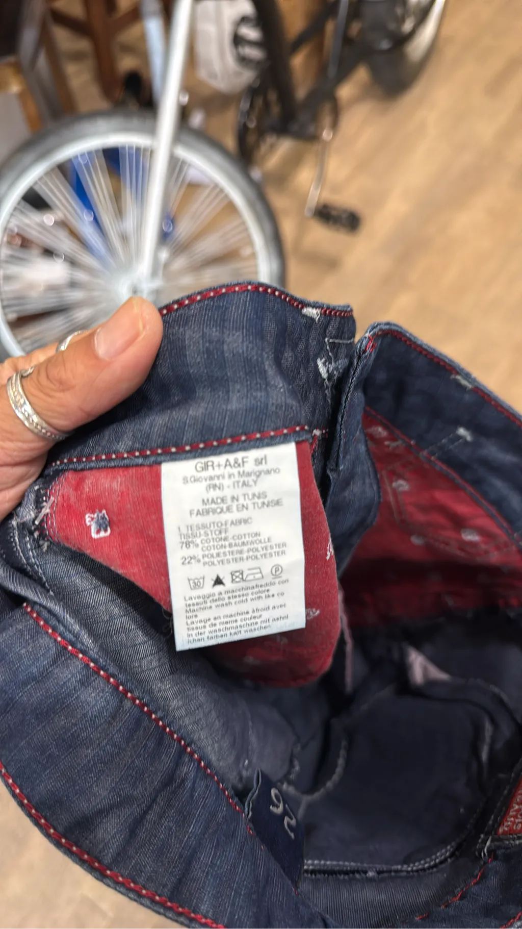 Jean évasé bleu foncé avec des surpiqûres contrastantes blanches, neuf avec étiquettes. 5