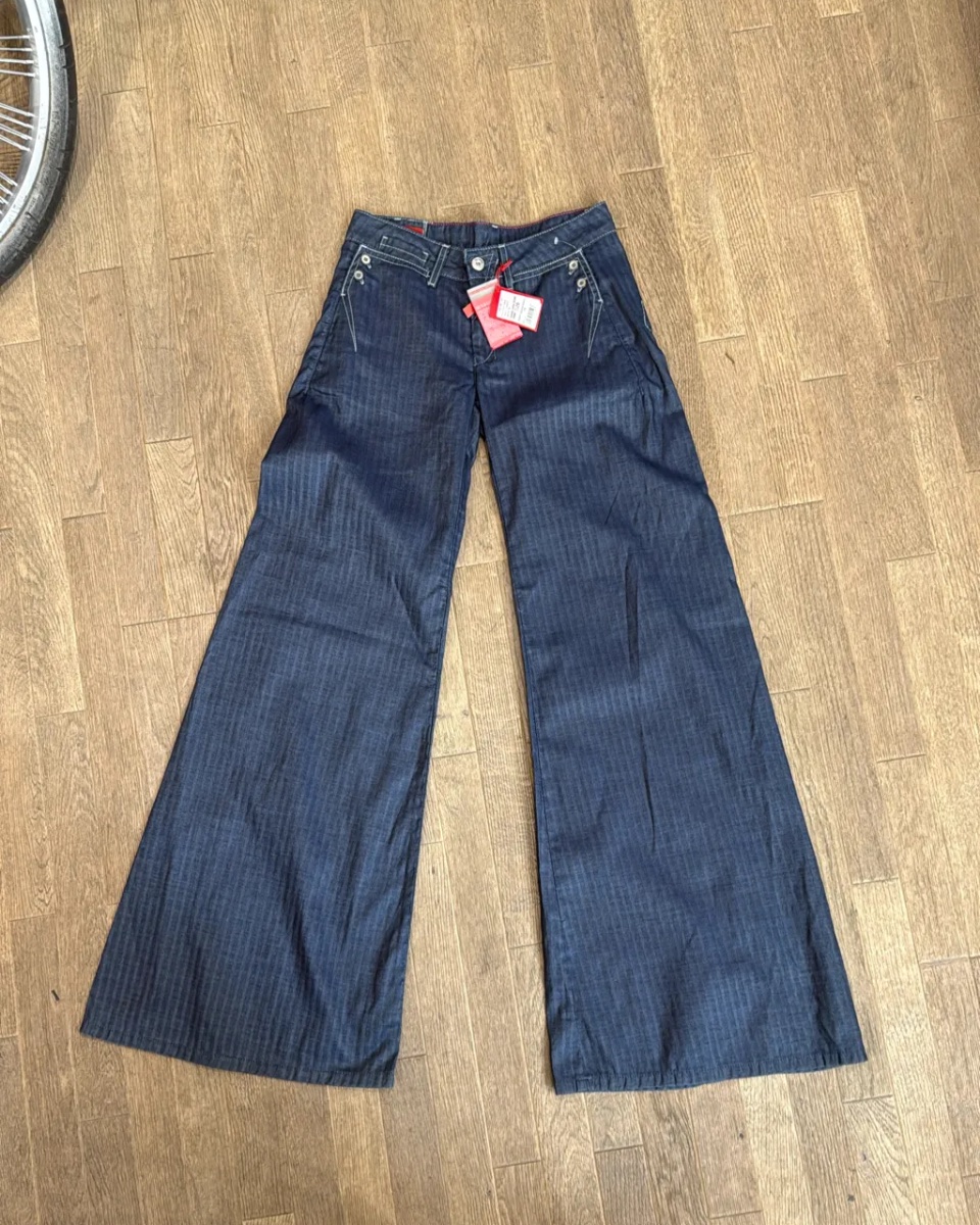 Jean évasé bleu foncé avec des surpiqûres contrastantes blanches, neuf avec étiquettes.
