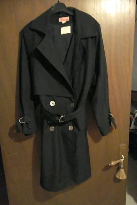 Trench noir , très sympa, doublure à l'intérieur.T40/42. Manche 3/4, elles peuvent se resserrer grâce aux anneaux, ou desserrer(voir dernière photos). 7
