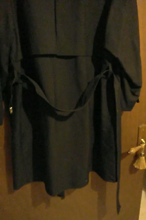Trench noir , très sympa, doublure à l'intérieur.T40/42. Manche 3/4, elles peuvent se resserrer grâce aux anneaux, ou desserrer(voir dernière photos). 11