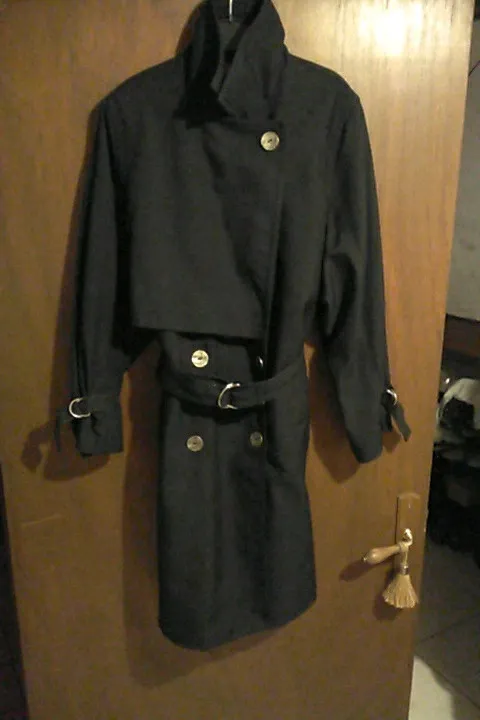 Trench noir , très sympa, doublure à l'intérieur.T40/42. Manche 3/4, elles peuvent se resserrer grâce aux anneaux, ou desserrer(voir dernière photos). 2