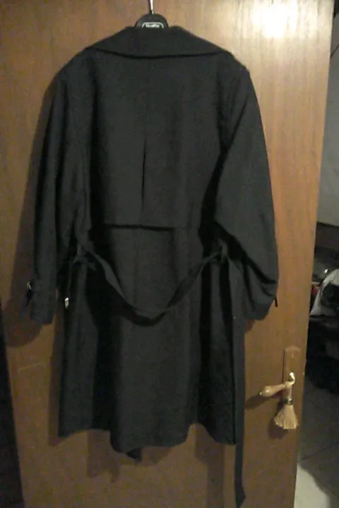 Trench noir , très sympa, doublure à l'intérieur.T40/42. Manche 3/4, elles peuvent se resserrer grâce aux anneaux, ou desserrer(voir dernière photos). 9