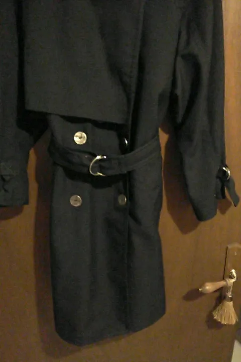 Trench noir , très sympa, doublure à l'intérieur.T40/42. Manche 3/4, elles peuvent se resserrer grâce aux anneaux, ou desserrer(voir dernière photos). 5