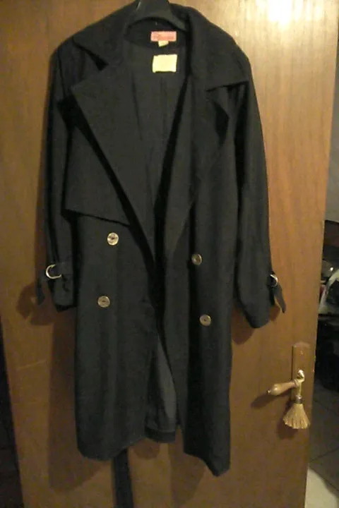 Trench noir , très sympa, doublure à l'intérieur.T40/42. Manche 3/4, elles peuvent se resserrer grâce aux anneaux, ou desserrer(voir dernière photos). 8