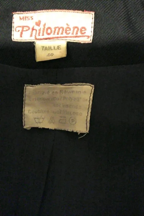 Trench noir , très sympa, doublure à l'intérieur.T40/42. Manche 3/4, elles peuvent se resserrer grâce aux anneaux, ou desserrer(voir dernière photos). 12